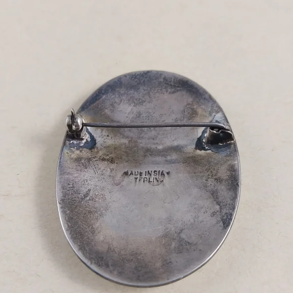 White and Sterling Silver Brooch - Picture 5 of 9